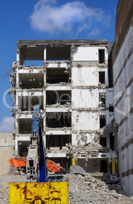 Baustelle in Berlin mit Abrissbagger und Container