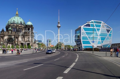 Berliner Dom Fernsehturm und  Humboldtbox in Berlin Mitte