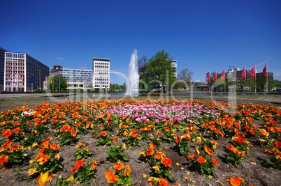Ernst-Reuter-Platz mit Hochhäusern, Springbrunnen und Blumen