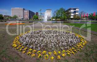 Ernst-Reuter-Platz mit Hochhäusern, Springbrunnen und Blumen