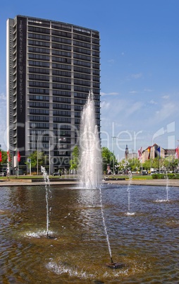 Berlin Ernst-Reuter-Platz mit Hochhäusern, Springbrunnen und Blumen