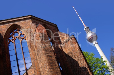 Nostalgie und Moderne Fernsehturm mit Ruine des grauen Klosters in Berlin