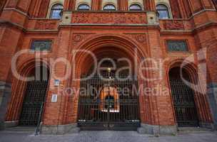 Rotes Rathaus Berlin Eingangsportal mit schmiedeeisernen Gitter