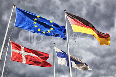 Flaggen Deutschland,Dänemark,Finnland,Europa vor dramatischem H