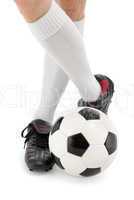 Fußball und Füße in lässiger Pose
