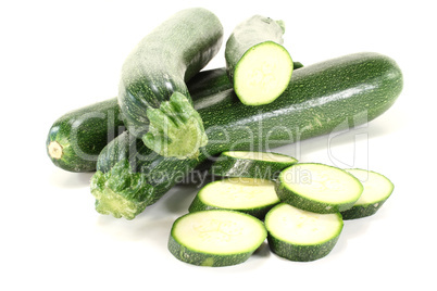 frische aufgeschnittene Zucchinis