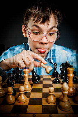 Nerd play chess