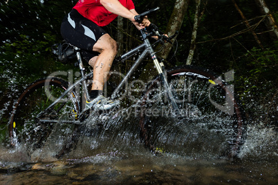 Mountainbiker im Wasser