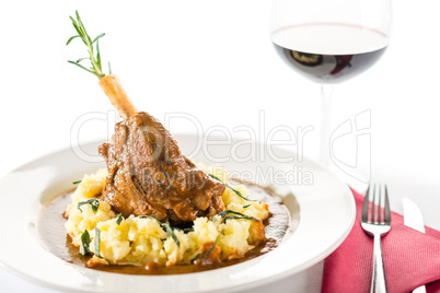 Lamb knee in sauce with mashed potatoes