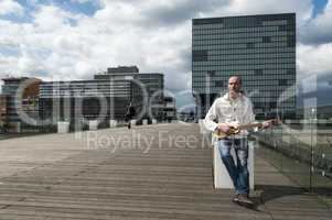 Gitarrenspieler im Medienhafen Düsseldorf