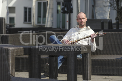 junger Mann mit Gitarre