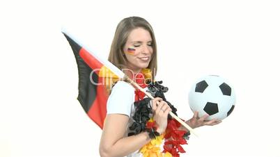 Frau tanzt mit Fahne und Fussball