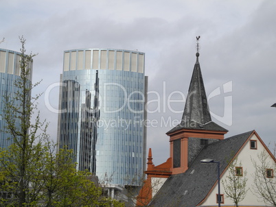 Hochhaus und Kirche in Offenbach