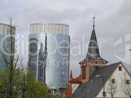 Hochhaus und Kirche in Offenbach