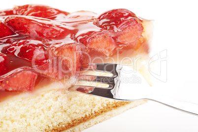 Erdbeerkuchen mit frischen Erdbeeren auf weißem Hintergrund