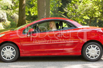 Das junge Mädchen mit dem roten Auto