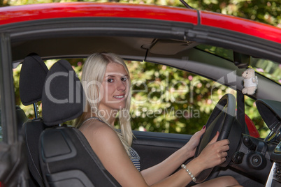 Das junge Mädchen mit dem roten Auto