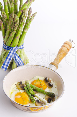 Asparagi with fried egg