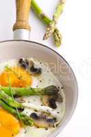 Asparagi with fried egg