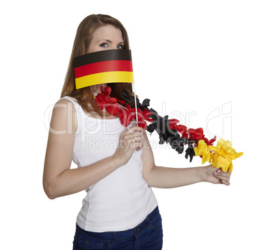 Frau zeigt deutsche Flagge