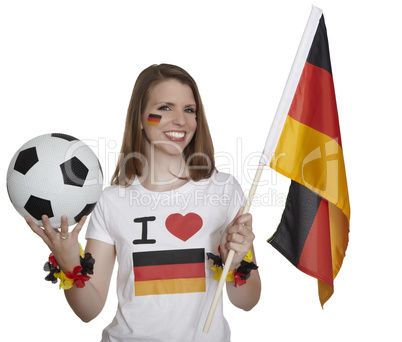 Frau zeigt deutsche Flagge und Fussball