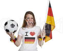 Frau zeigt deutsche Flagge und Fussball