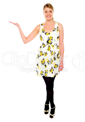 Isolated woman presenting copyspace