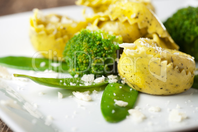 Tortellini mit Zuckererbsen und Broccoli