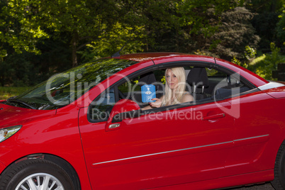 Das junge Mädchen mit dem roten Auto