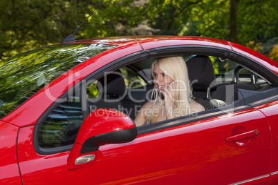 Das junge Mädchen mit dem roten Auto