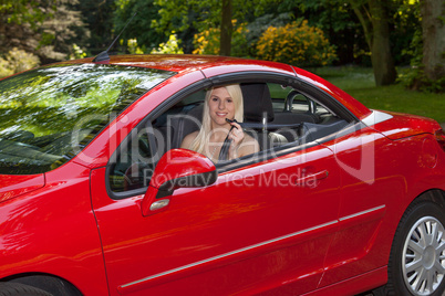 Das junge Mädchen mit dem roten Auto