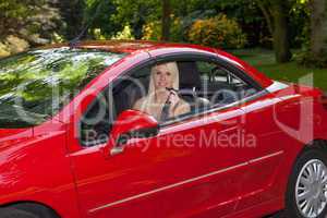 Das junge Mädchen mit dem roten Auto