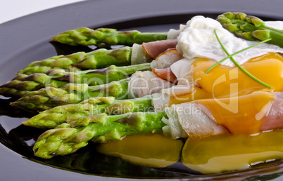 Asparagi with fried egg