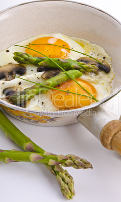 Asparagi with fried egg