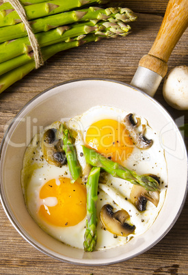 Asparagi with fried egg