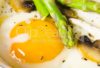 Asparagi with fried egg