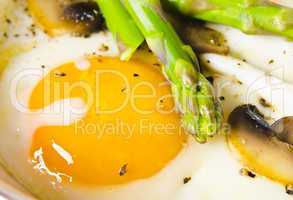 Asparagi with fried egg