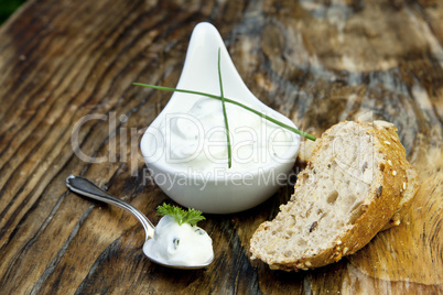 Frisches Brot mit Kräuter quark und Tomaten zur Brotzeit auf ei