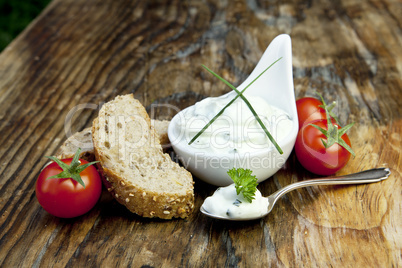 Frisches Brot mit Kräuter quark und Tomaten zur Brotzeit auf ei