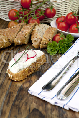 Frisches Brot mit Kräuter quark und Tomaten zur Brotzeit auf ei