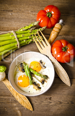 Asparagi with fried egg