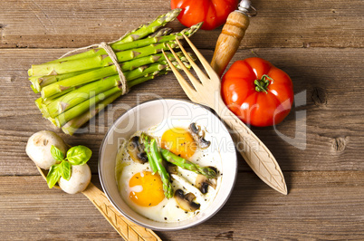 Asparagi with fried egg