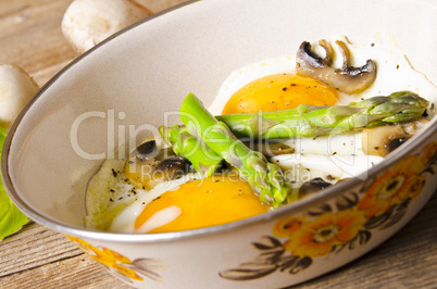 Asparagi with fried egg