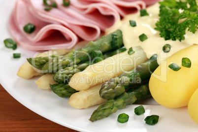 Gekochter Spargel mit Schinken