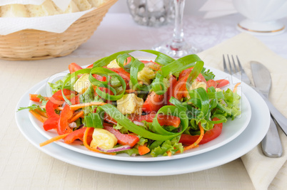 Vegetable salad with grilled cheese