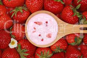 Erdbeerjoghurt auf einem Löffel