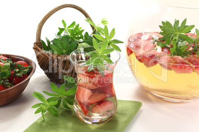 Maibowle mit Erdbeeren und Waldmeister