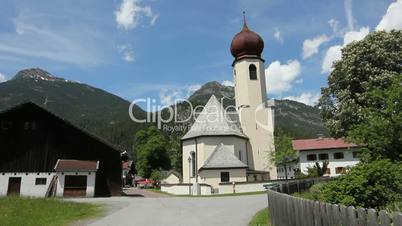 Kirche in Stanzach im Sommer