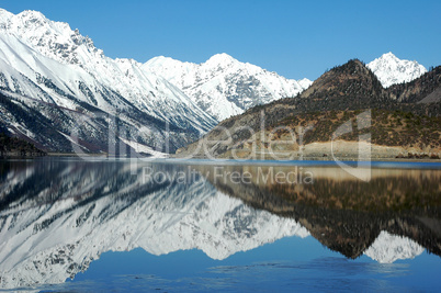 landschaft des snowcapped berge