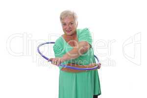Seniorin mit Hula Hoop Reifen beim Workout